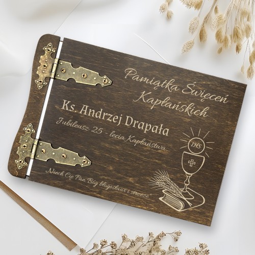 Album na zdjęcia drewniany z grawerem dla księdza - Święcenia