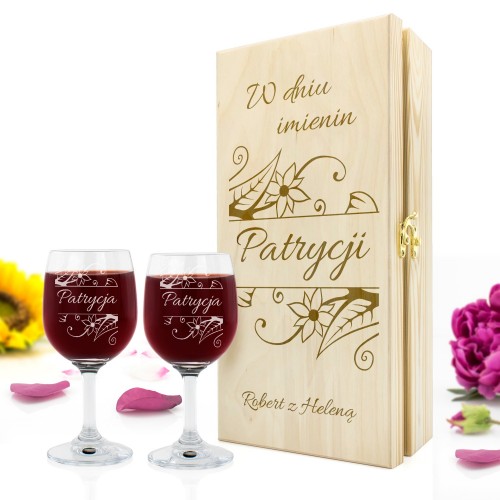 Drewniana skrzynka na wino z dwoma kieliszkami - W dniu imienin