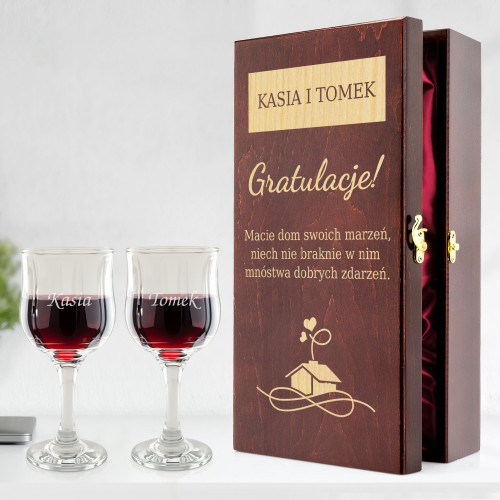 Skrzynka na wino z kieliszkami i grawerem - Dom marzeń