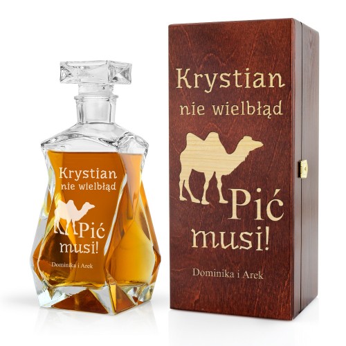 Karafka z grawerem w pudełku na imieniny kolegi - Wielbłąd