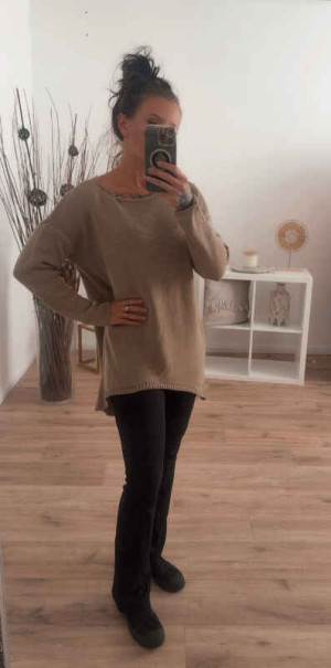 langer Pullover mit Halskette dunkelbeige