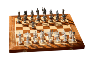 Eleganckie szachy z posrebrzanymi figurami na drewnianej szachownicy