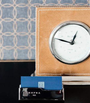 Posrebrzana podstawka pod wizytówki - elegancki gadżet na biurku