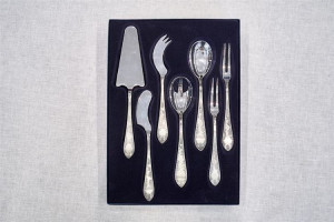 Zestaw srebrnych sztućców serwingowych, oksydowany - 7 szt.