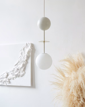 Ummo OIO A Design-Hängeleuchte in Weiß und Messing