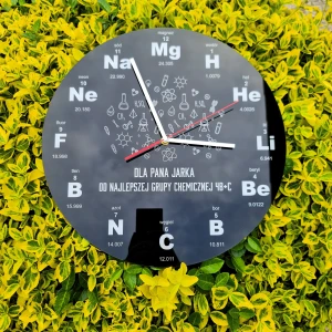 Zegar chemika z symbolami pierwiastków chemicznych prezent dla nauczyciela chemi