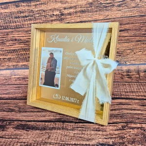 Personalizowana Ramka 3D z zdjęciem na złotej plexi – Wyjątkowy Prezent Ślubny dla Pary Młodej