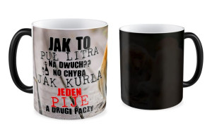 Kubek z nosaczem Jeden pije, a drugi paczy