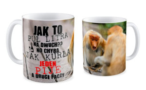 Kubek z nosaczem Jeden pije, a drugi paczy