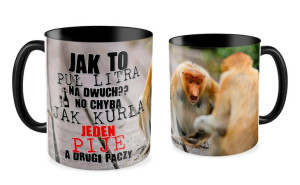 Kubek z nosaczem Jeden pije, a drugi paczy