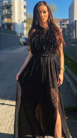 Angela długa czarna sukienka maxi z rozcięciami , wiązana na plecach