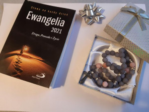 Zestaw prezentowy Różaniec i książka Ewangelia