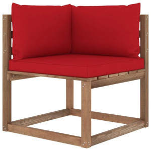Ogrodowa sofa narożna z palet, z czerwonymi poduszkami