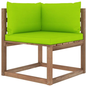 Ogrodowa sofa narożna z palet, z jasnozielonymi poduszkami