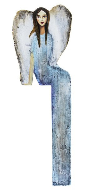 Aniołek malowany na drewnie siedzący niebieski 69x23cm 101046