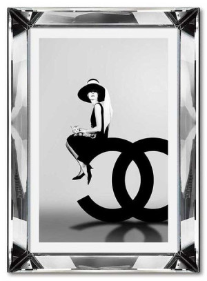 Obraz w lustrzanej ramie do salonu glamour kobieta Chanel 31x41cm