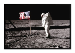 Obraz na płótnie w ramie 63x93 cm plakat kosmonauta na księżycu