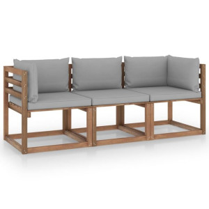 Ogrodowa sofa 3-os. z palet, z szarymi poduszkami, sosna
