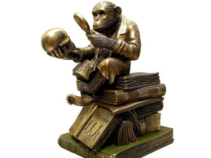 Szympans z czaszką i lupą katastroficzny symbol ewolucji figurka grawer