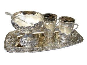 Cukiernica dwie szklanki mocca w koszykach na tacy, platerowane srebrem