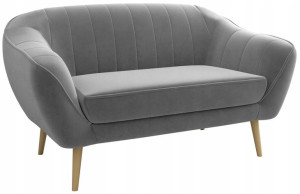 Skandynawska sofa dla 2 osób, na wysokich drewnianych nóżkach