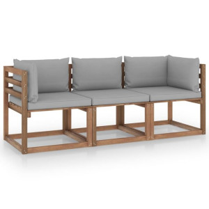 Ogrodowa sofa 3-os. z palet, z szarymi poduszkami, sosna