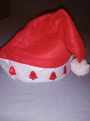 Czapka św.Mikołaja z 5 świecącymi choinkami.