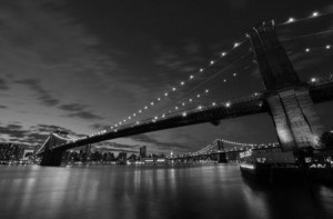 Brooklyn Bridge nocą BW - fototapeta 175x115 cm