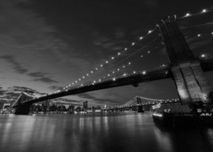 Brooklyn Bridge nocą BW - fototapeta 320x230 cm