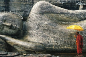 Kamienny Budda - Mnich z Parasolem - plakat 91,5x61 cm