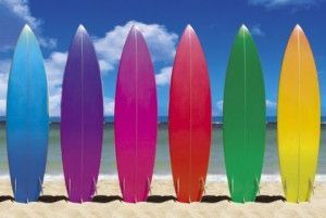 Kolorowe Deski Surfingowe na Plaży - plakat 91,5x61 cm