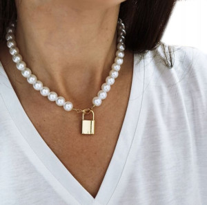 NASZYJNIK SZTUCZNE perły PEARLS z kłódką N710