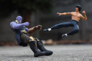 Thanos vs Bruce Lee - plakat 59,4x42 cm
