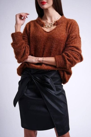 Sweter Tina z ozdobnym łańcuszkiem cynamonowy