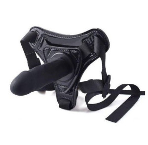 Krótki, silikonowy strap-on. Bardzo estetyczna, lakierowana uprząż.