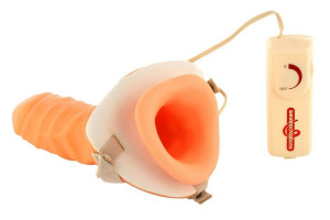 Gruby, wibrujący penis strap-on. Niebywale komfortowy w noszeniu.