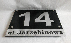 Grawerowana tabliczka adresowa. Numer na dom.