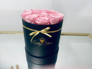 Wieczne róże - różowe żywe wieczne róże – czarny flower box duży
