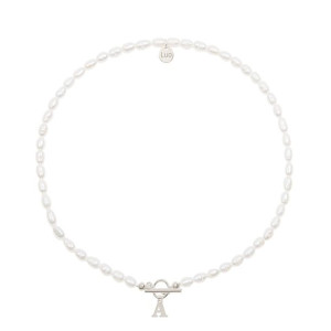 Choker z naturalnych pereł z literką
