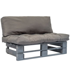 Sofa ogrodowa z palet z szarymi poduszkami, drewno