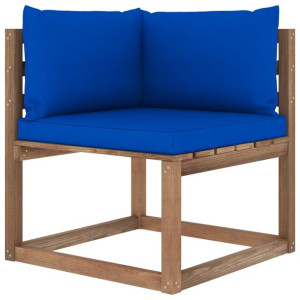 Ogrodowa sofa narożna z palet, z niebieskimi poduszkami