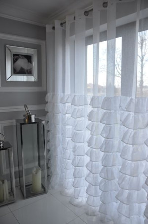 firanka z falbanami okno balkonowe 400x250