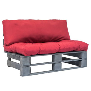 Sofa ogrodowa z palet z czerwonymi poduszkami, drewno