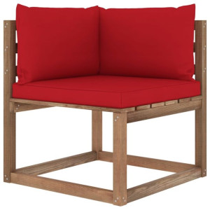 Ogrodowa sofa narożna z palet, z czerwonymi poduszkami