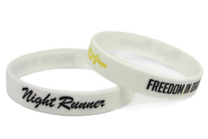 Opaska silikonowa z nadrukiem na rękę Night Runner Biała