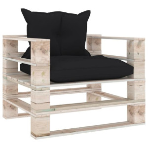 Sofa ogrodowa z palet, z czarnymi poduszkami, drew