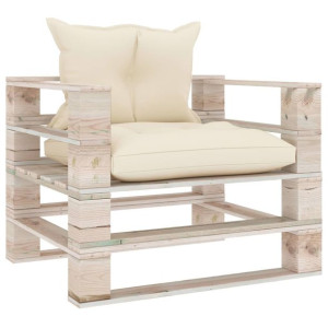 Sofa ogrodowa z palet, z kremowymi poduszkami, dre