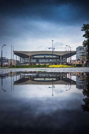 Centralna w kałuży - plakat premium 50x70 cm