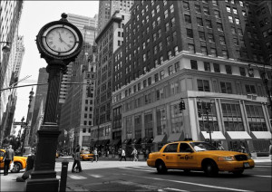 Zegar na Avenue, New York BW - plakat 70x50 cm