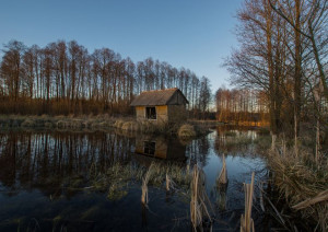 Domek nad wodą I - plakat premium 59,4x42 cm